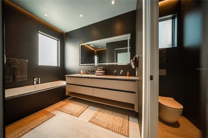 Image No.12-4 Bed Property for sale