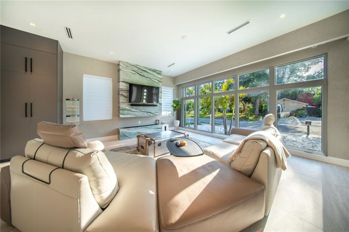 Image No.6-4 Bed Property for sale