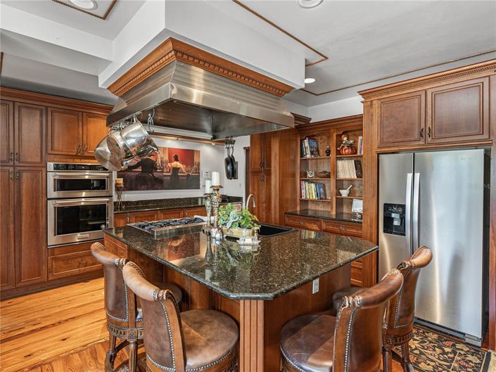 Image No.19-5 Bed Property for sale