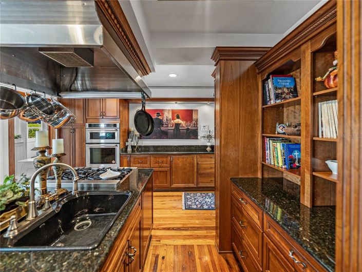 Image No.20-5 Bed Property for sale