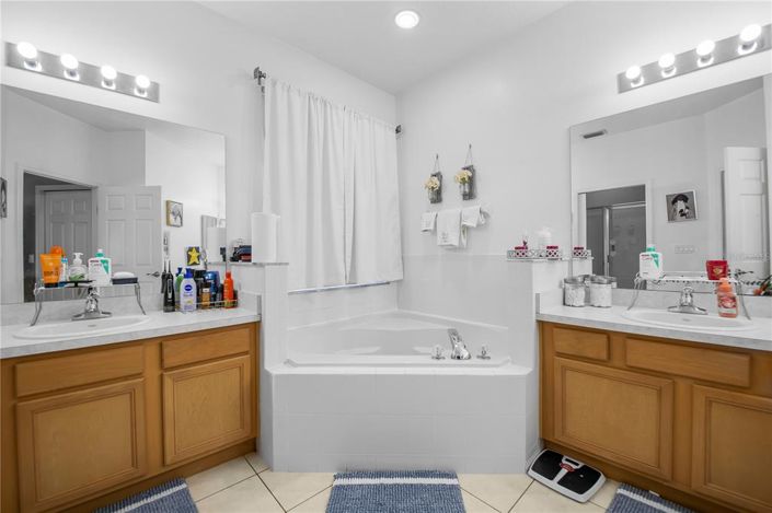 Image No.28-5 Bed Property for sale