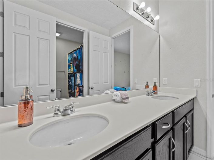 Image No.32-7 Bed Property for sale