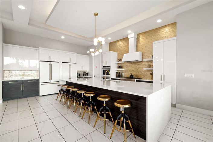 Image No.10-10 Bed Property for sale