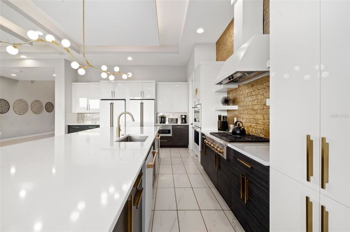 Image No.11-10 Bed Property for sale