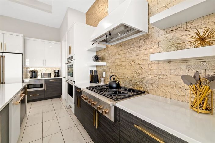 Image No.12-10 Bed Property for sale