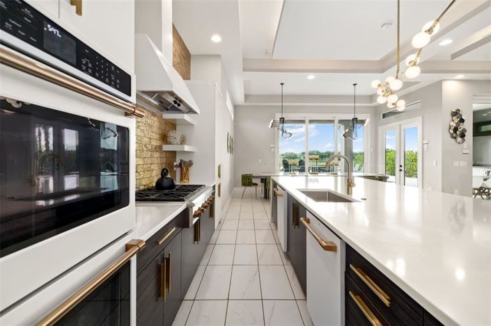 Image No.13-10 Bed Property for sale