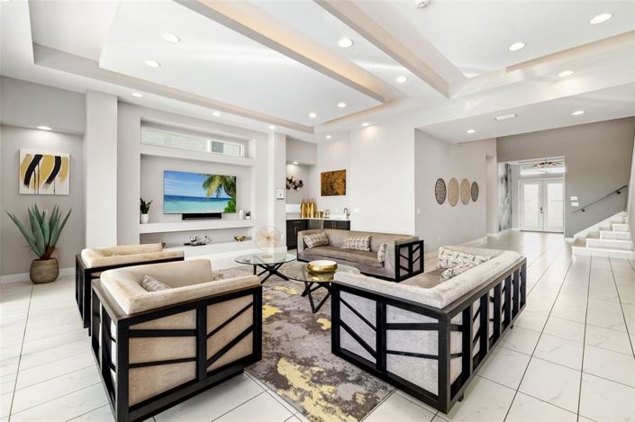 Image No.15-10 Bed Property for sale