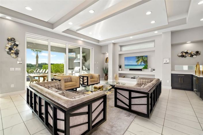 Image No.16-10 Bed Property for sale