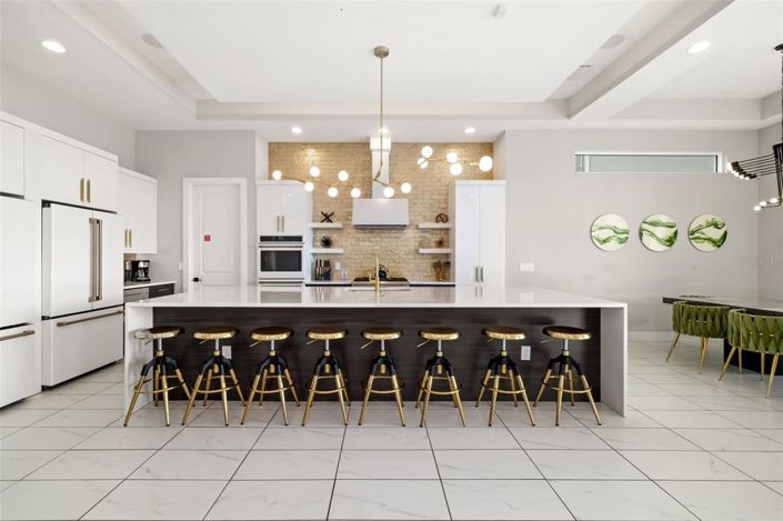 Image No.17-10 Bed Property for sale