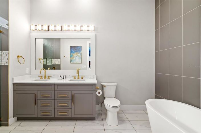 Image No.24-10 Bed Property for sale