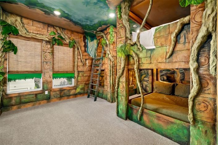 Image No.55-10 Bed Property for sale