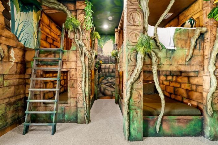 Image No.56-10 Bed Property for sale