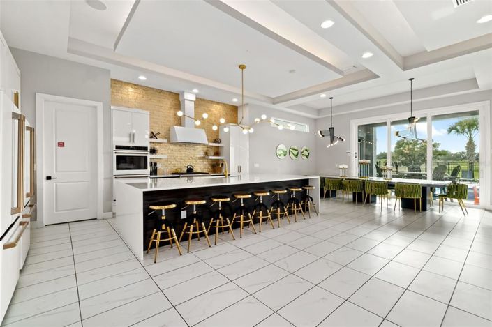 Image No.8-10 Bed Property for sale