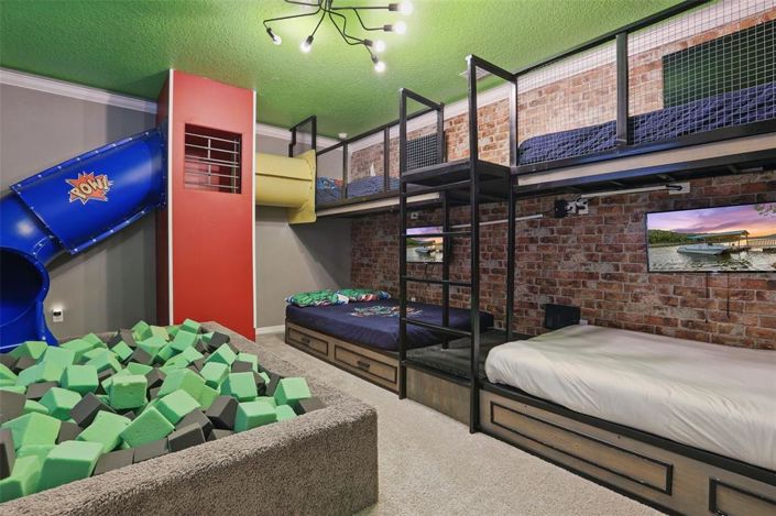 Image No.30-7 Bed Property for sale