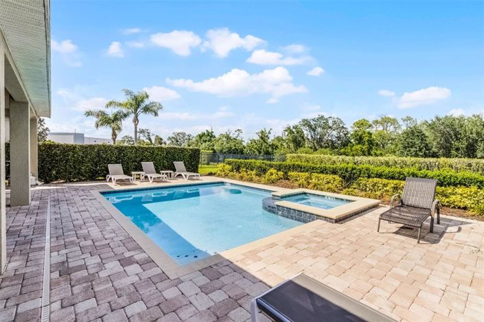 Image No.40-8 Bed Property for sale