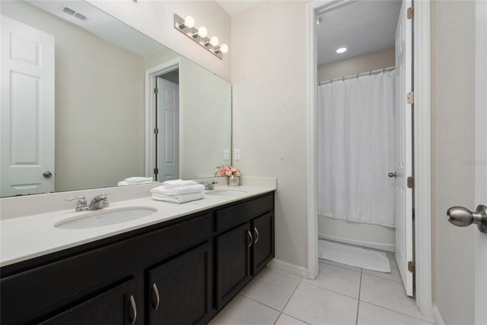 Image No.25-7 Bed Property for sale