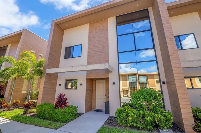 Image No.1-4 Bed Townhouse for sale