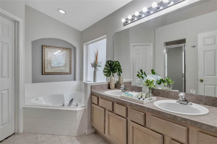 Image No.5-5 Bed Property for sale