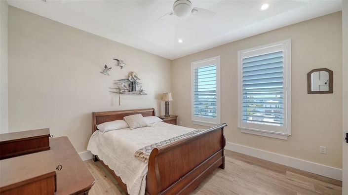 Image No.68-5 Bed Property for sale