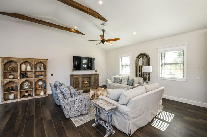 Image No.11-6 Bed Property for sale