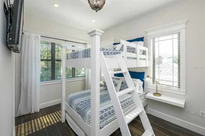 Image No.41-6 Bed Property for sale