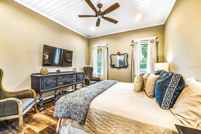 Image No.60-6 Bed Property for sale