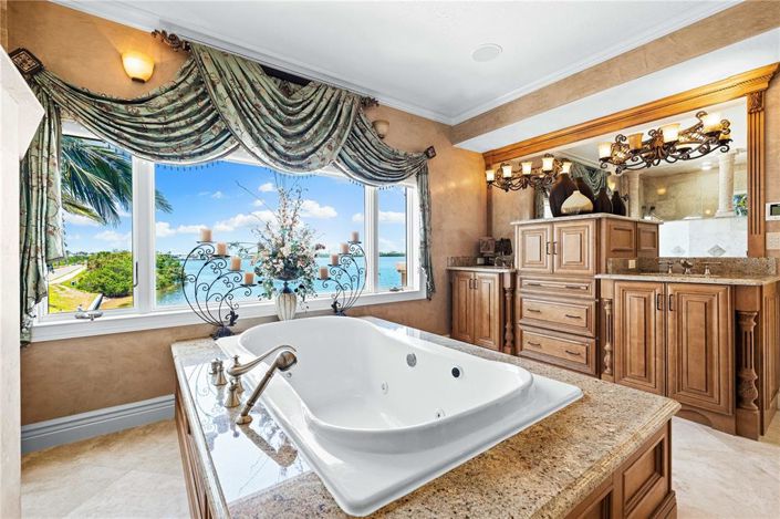 Image No.28-5 Bed Property for sale