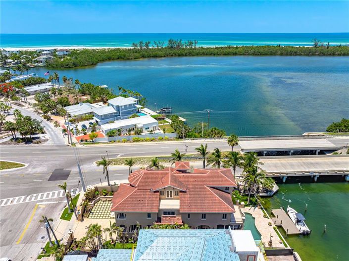 Image No.82-5 Bed Property for sale