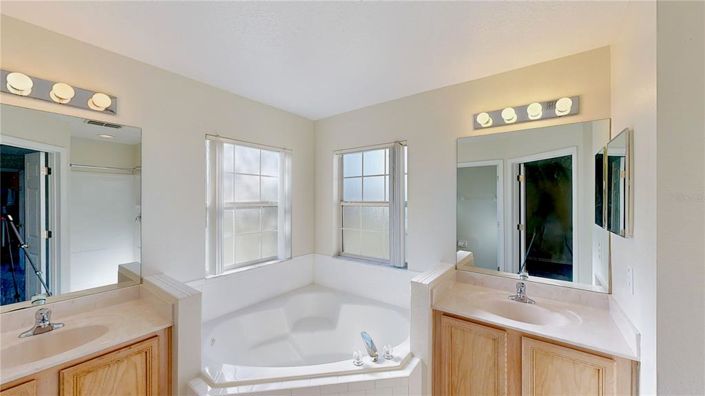 Image No.21-7 Bed Property for sale