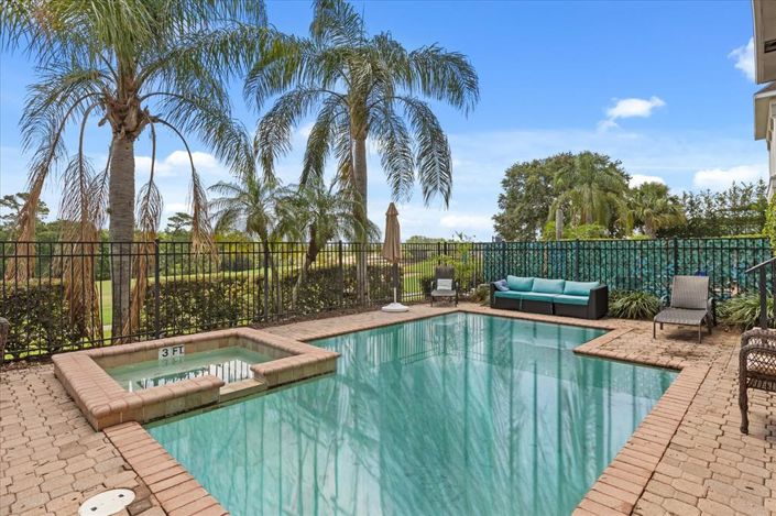 Image No.16-6 Bed Property for sale