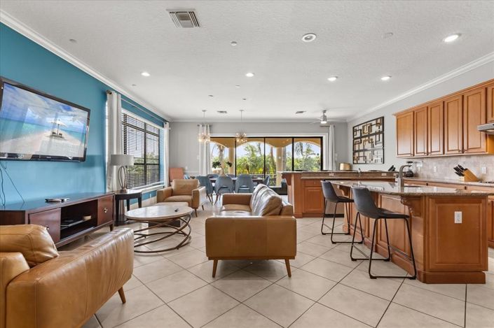 Image No.6-6 Bed Property for sale