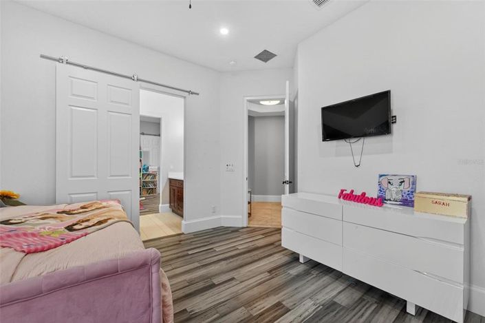 Image No.10-5 Bed Property for sale