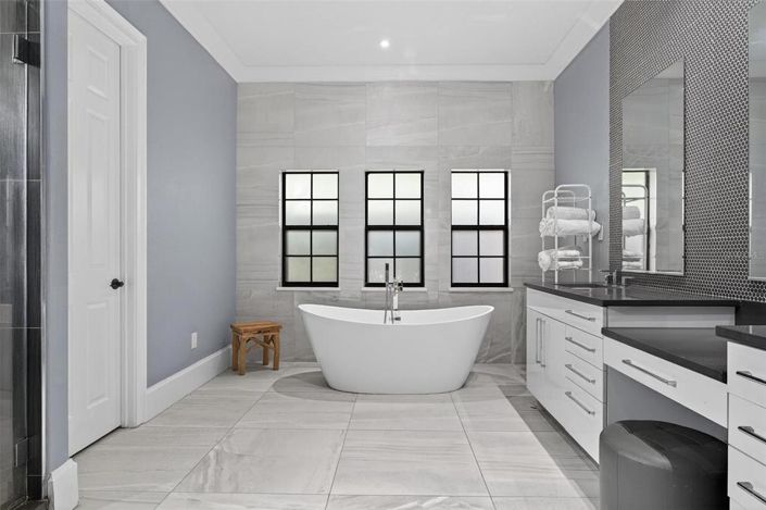 Image No.25-5 Bed Property for sale