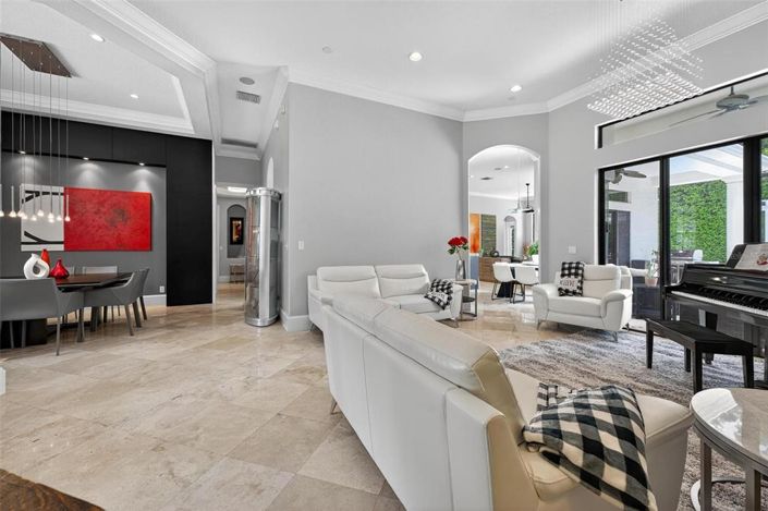 Image No.6-5 Bed Property for sale