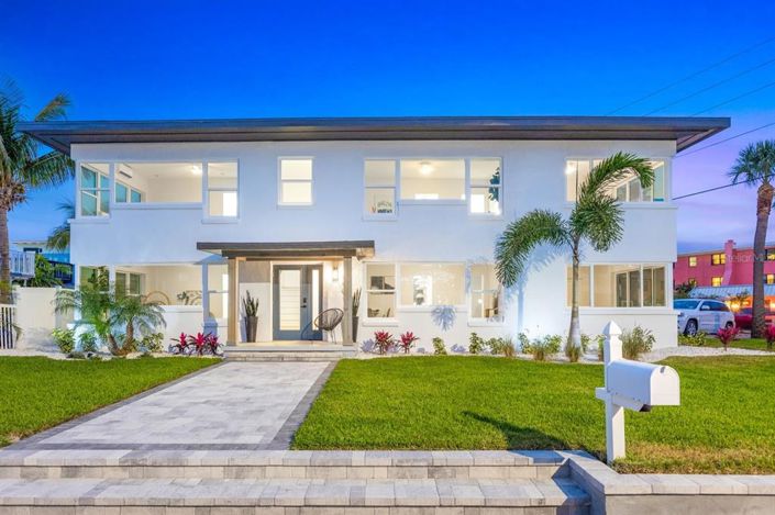 Image No.1-6 Bed Property for sale