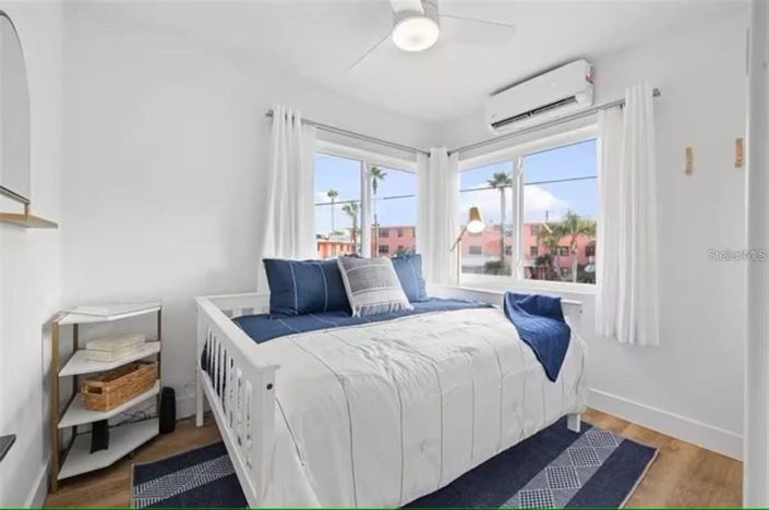 Image No.22-6 Bed Property for sale