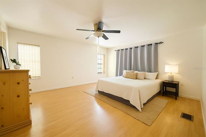 Image No.9-4 Bed Property for sale