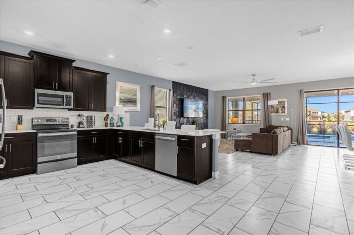 Image No.12-8 Bed Property for sale