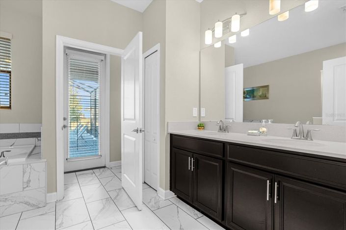 Image No.22-8 Bed Property for sale