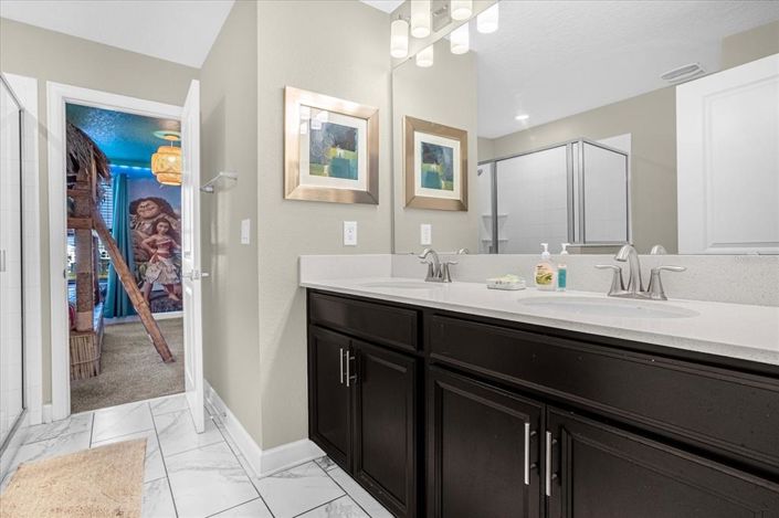 Image No.40-8 Bed Property for sale