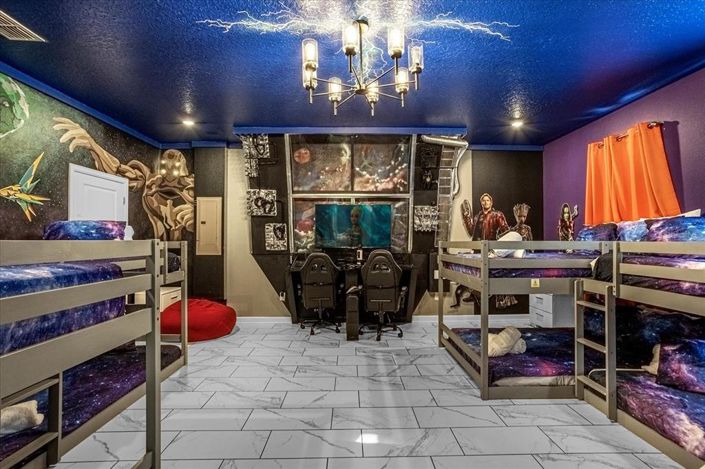 Image No.8-8 Bed Property for sale