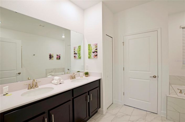 Image No.15-8 Bed Property for sale