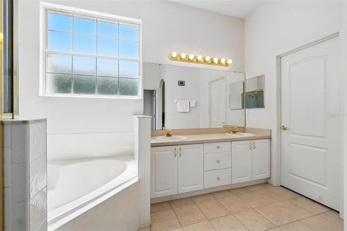 Image No.24-4 Bed Property for sale