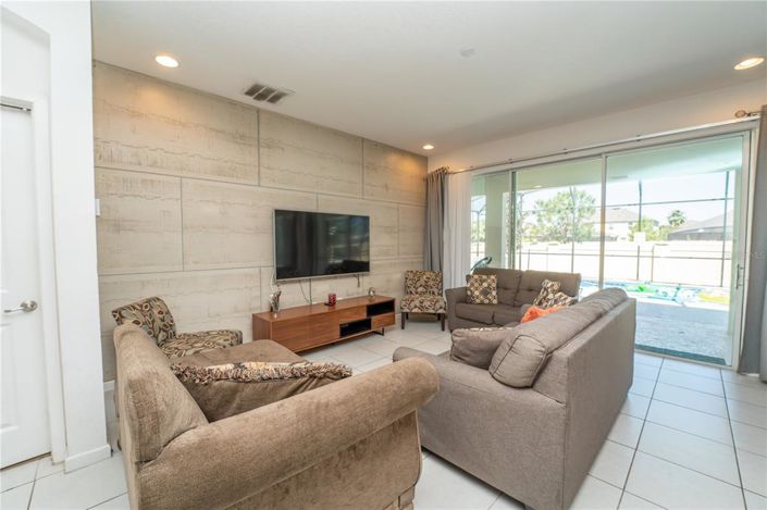 Image No.10-8 Bed Property for sale