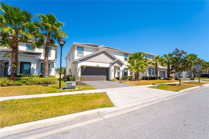 Image No.2-8 Bed Property for sale