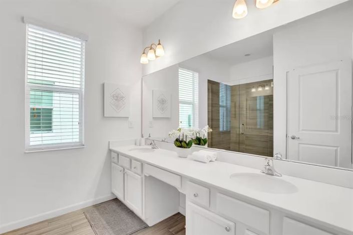 Image No.32-8 Bed Property for sale