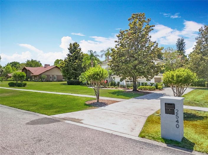 Image No.8-5 Bed Property for sale