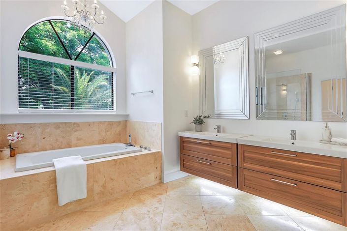 Image No.22-5 Bed Property for sale