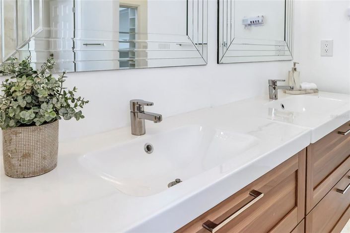 Image No.24-5 Bed Property for sale