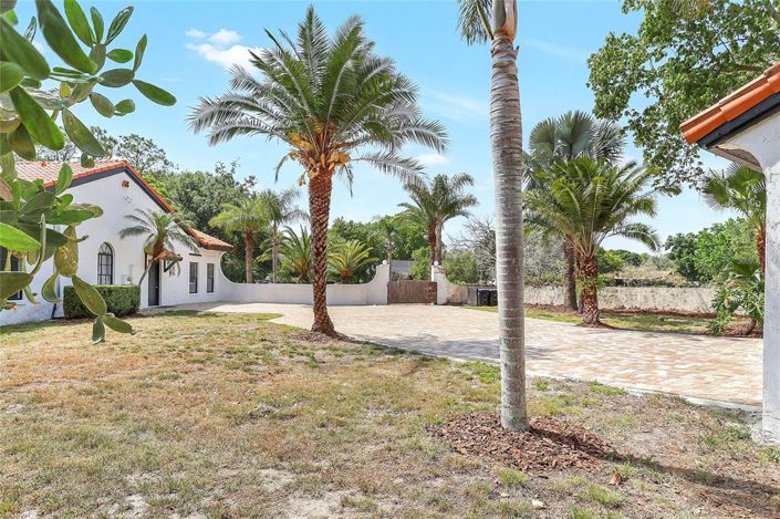 Image No.40-5 Bed Property for sale